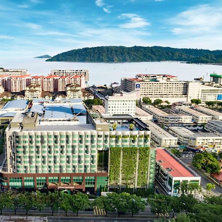 Hotel Hilton Kota Kinabalu Exterior foto Aerial view of the hospital
