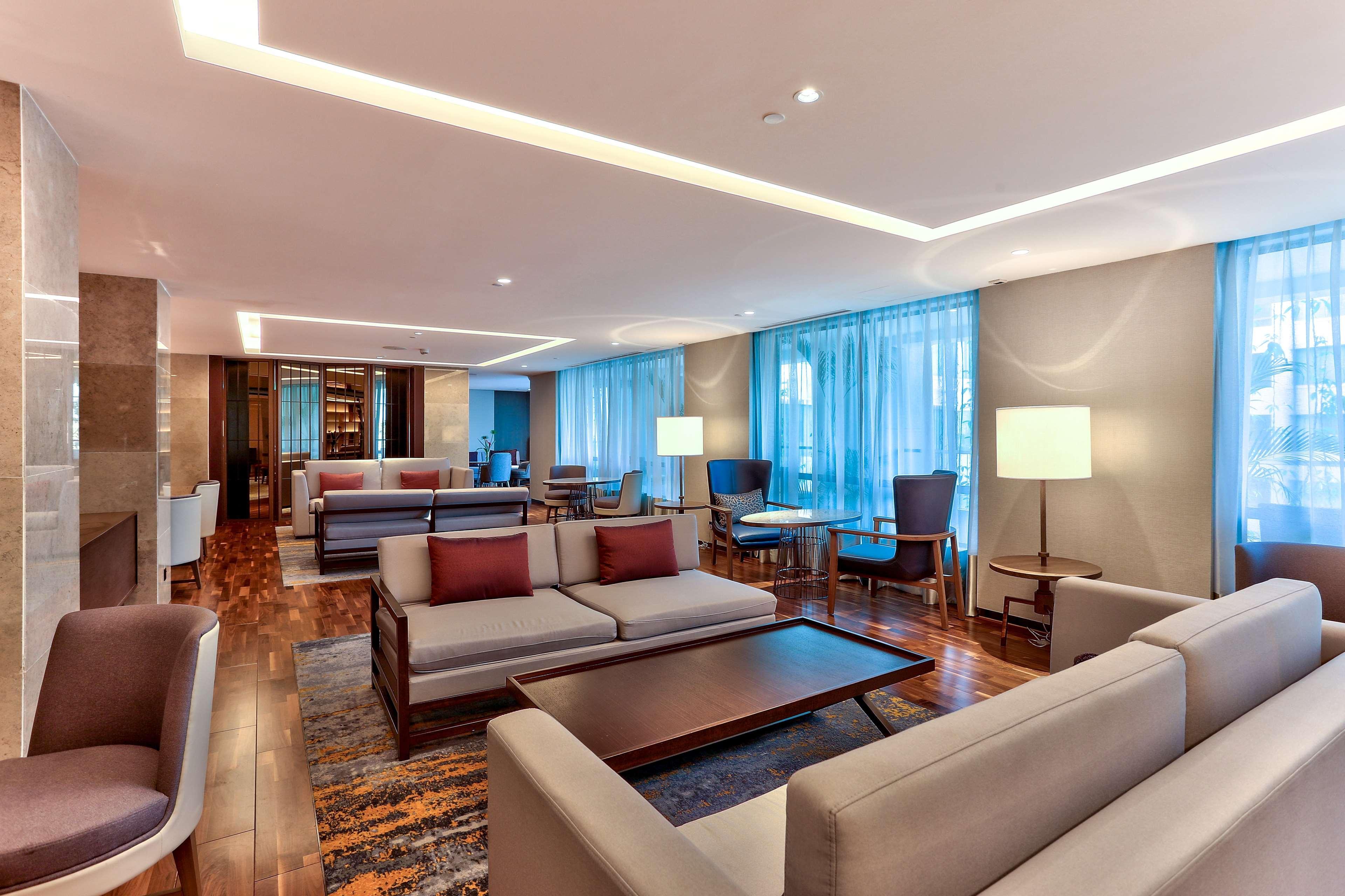 Hotel Hilton Kota Kinabalu Exterior foto The lounge at the airport