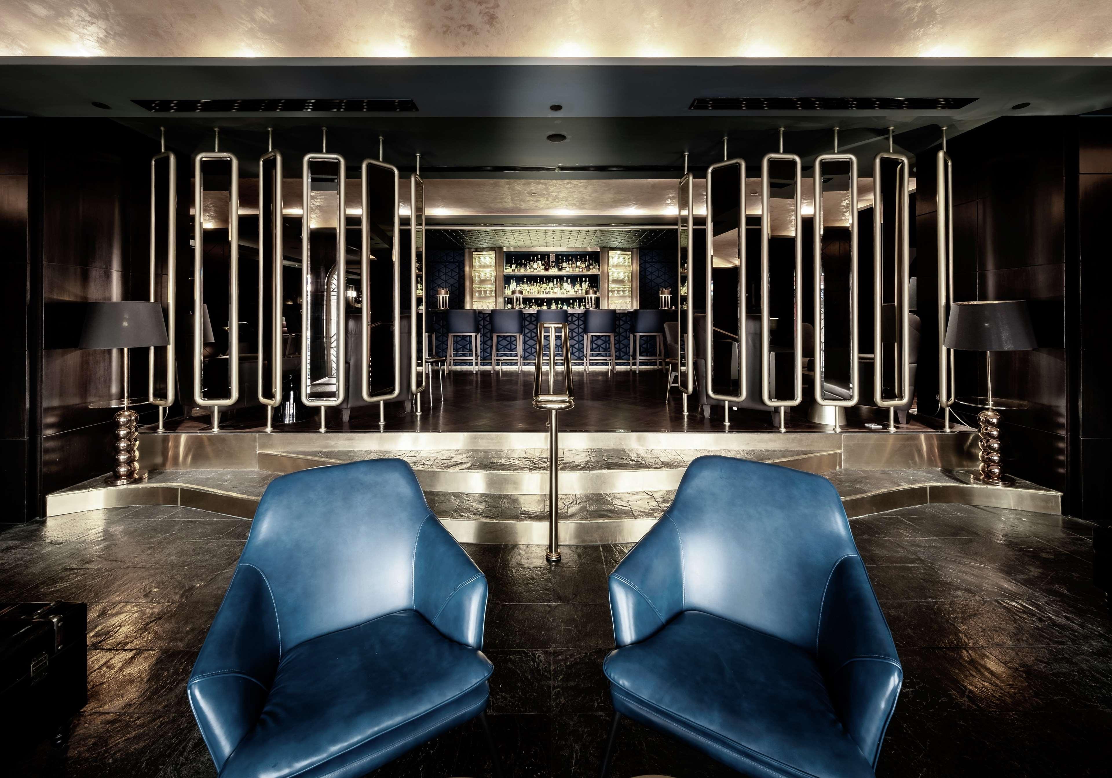 Hotel Hilton Kota Kinabalu Exterior foto The bar at the 100 Queen's Gate