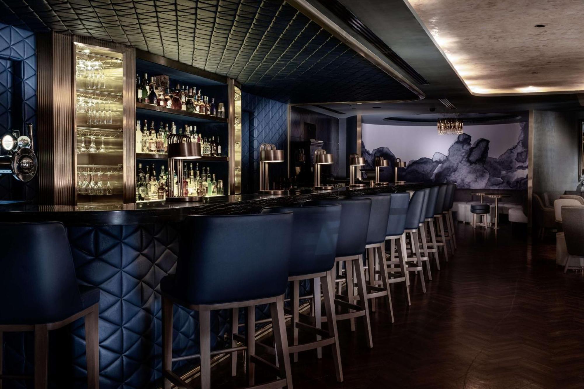 Hotel Hilton Kota Kinabalu Exterior foto The bar at the Mandarin Oriental, New York