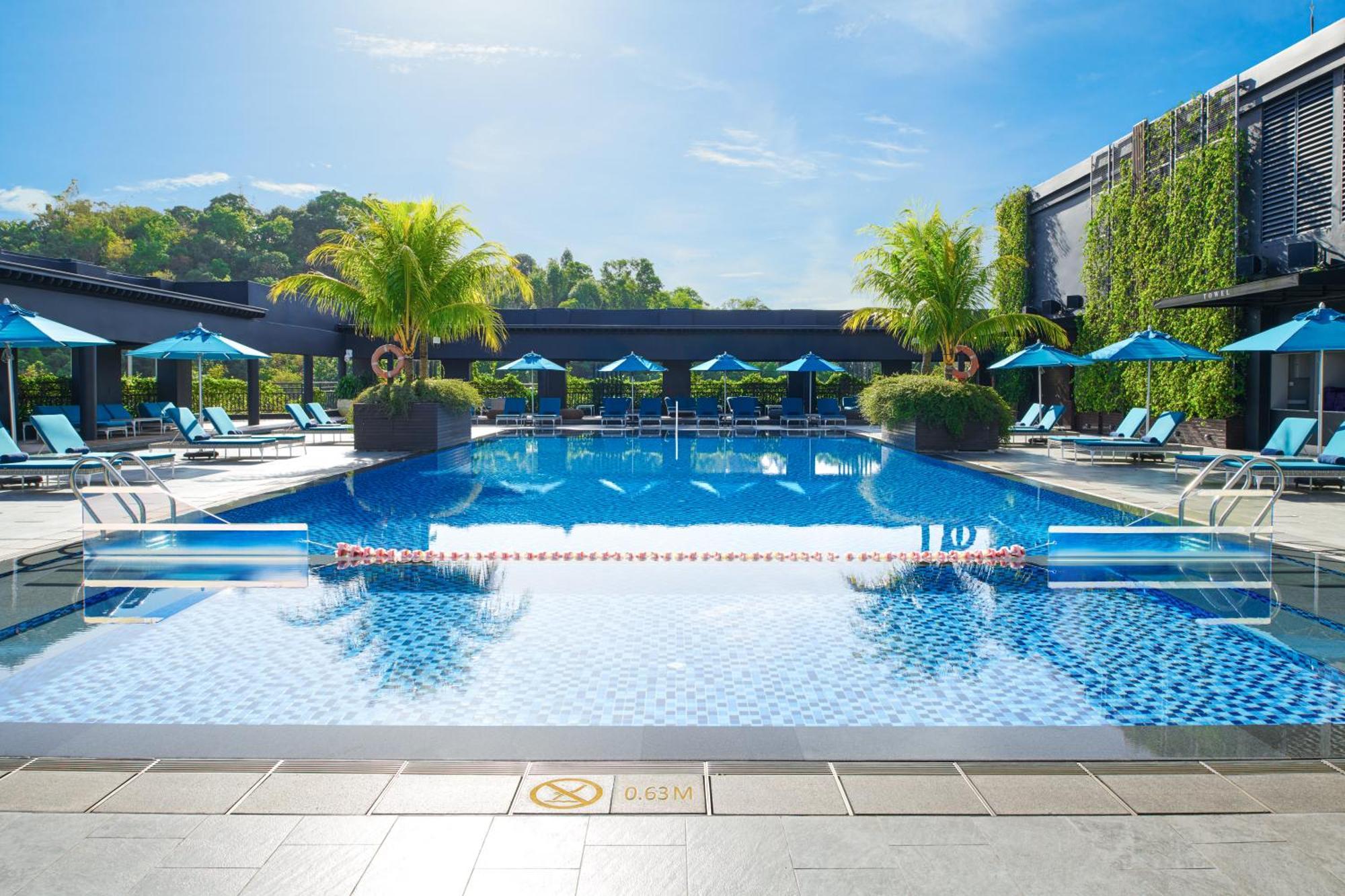 Hotel Hilton Kota Kinabalu Exterior foto The swimming pool at the hotel