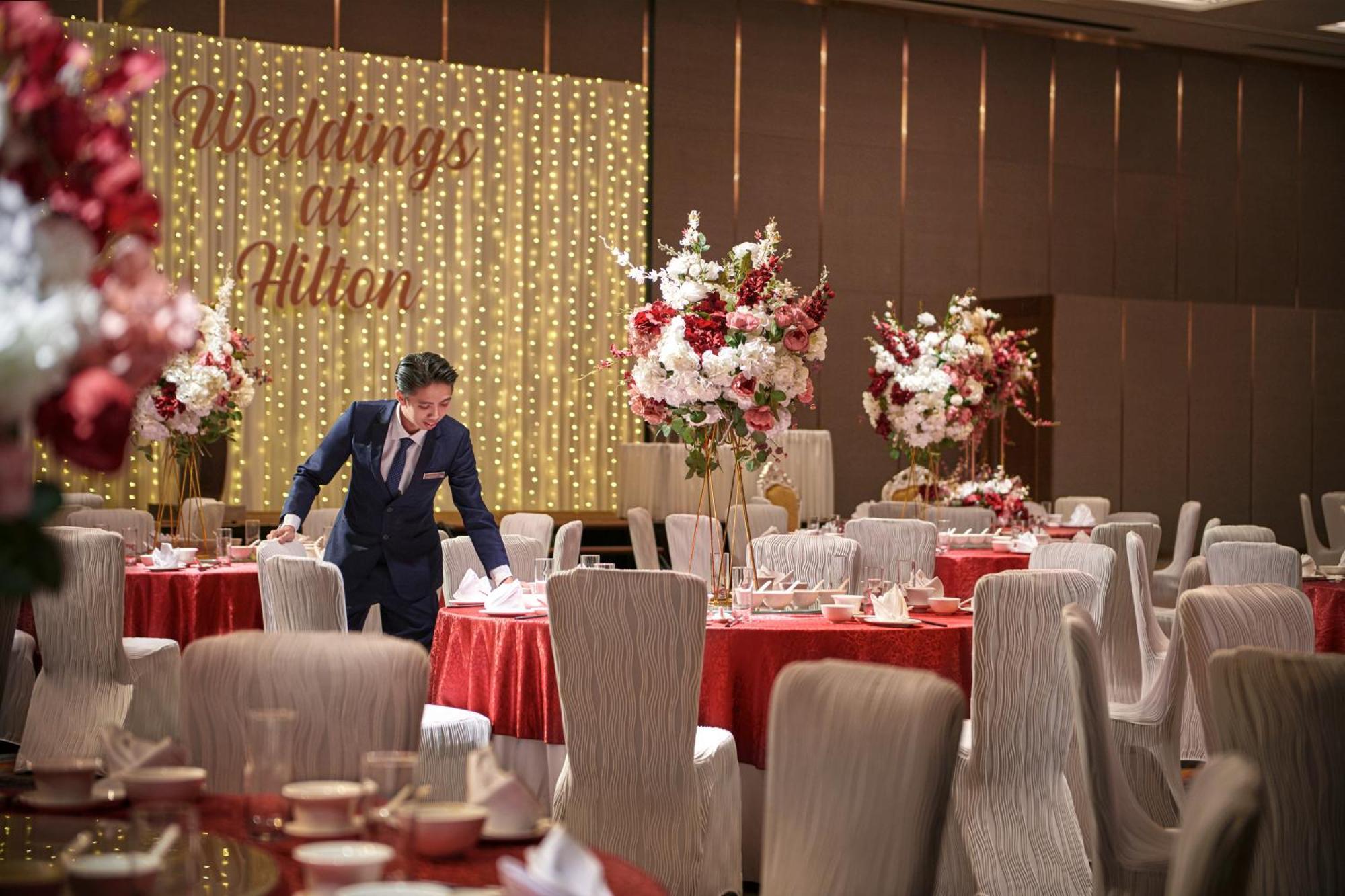 Hotel Hilton Kota Kinabalu Exterior foto A wedding reception at the Royal Thai Suite