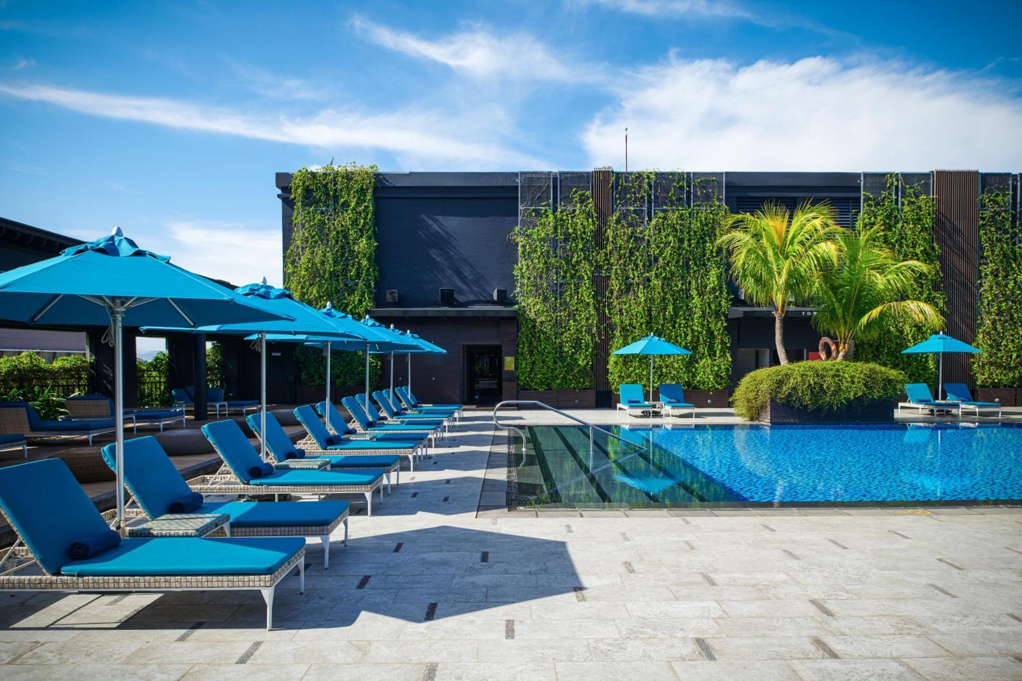 Hotel Hilton Kota Kinabalu Exterior foto The pool at the hotel