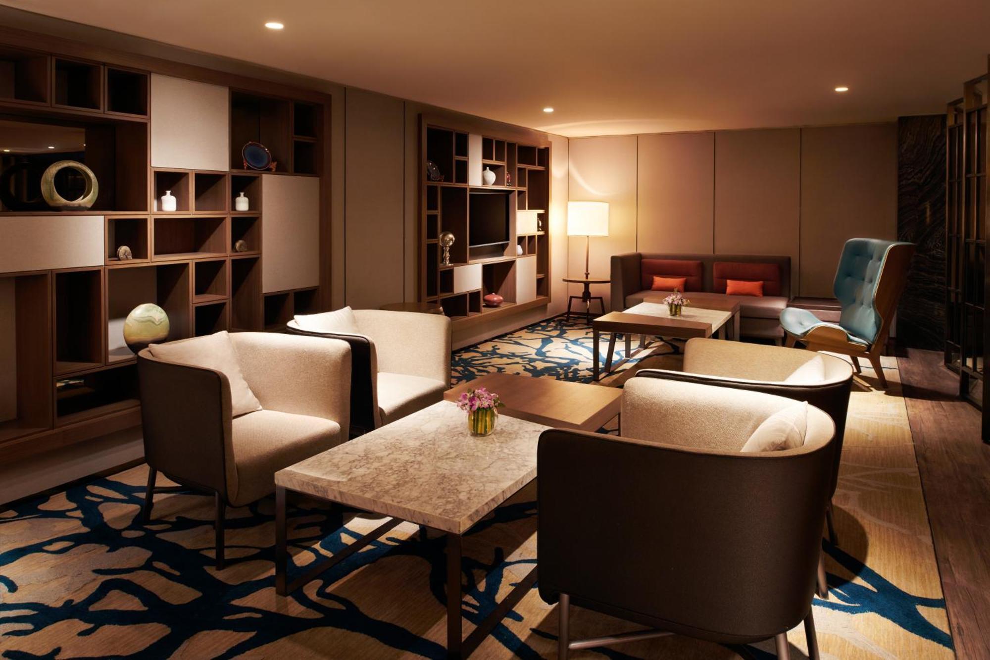 Hotel Hilton Kota Kinabalu Exterior foto The Club lounge at Hong Kong International Airport